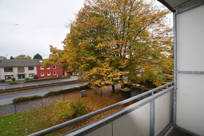 Helle, sanierte 2- Zimmer-Wohnung mit  Balkon  und Stellplatz und viel Grün in Krefelder Norden