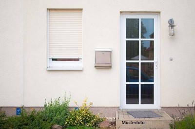 Einfamilienhaus mit Nebengebäude und Wintergarten