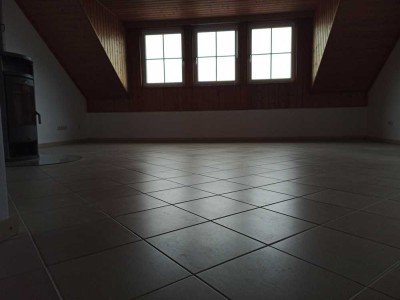 Zu vermieten : 3 Zimmer, Küche, Bad, Balkon.
