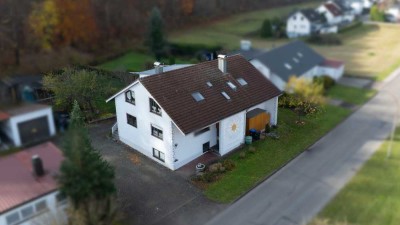 Zweifamilienhaus,  2 große 4 Zimmer Wohnungen, Keller, Garage mit Garten und großem Grundstück