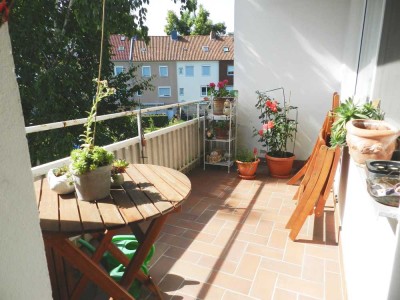 3-ZIMMMER-WOHNUNG MIT SONNIGEM BALKON, GROSSEM WOHNZIMMER UND PKW-EINSTELLPLATZ!!!