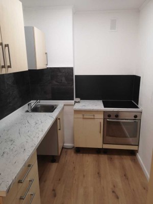 Schöne gemütliche 1,5 Zimmer Wohnung frisch renoviert, Küche, Parkplatz, Aussicht