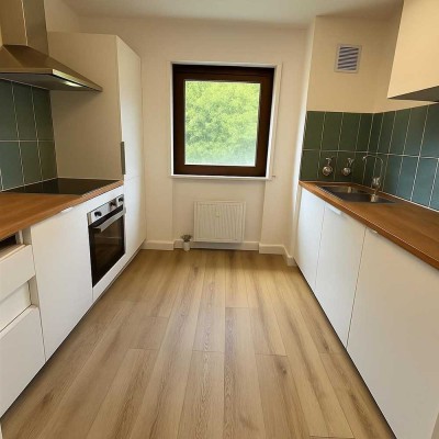 Kernsanierte 2,5-Zi-Wohnung mit EBK, Balkon und Garage