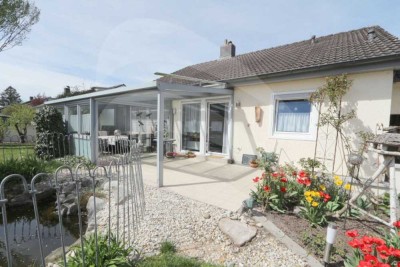 Wohnen auf einer Ebene: Ruhig gelegener Bungalow mit Doppelgarage auf Erbachtgrundstück!
