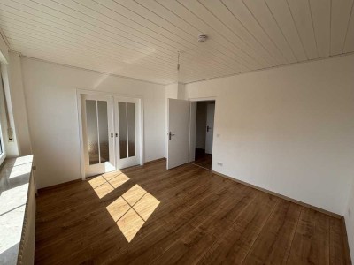 Frisch renovierte, 2- Zimmerwohnung mit Einbauküche und Tageslicht Bad