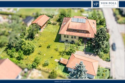 Charmantes Zweifamilienhaus mit drei Garagen und großem Garten