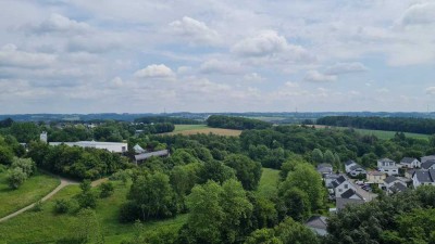 Großzügige helle 4-Zimmer-Wohnung mit 2 Badezimmern und Balkon mit Panoramablick