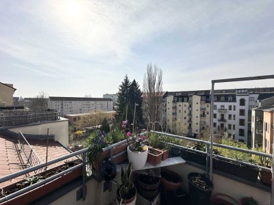 Top Sanierte 2,5-Zimmer DG-Wohnung mit Balkon, Aufzug und Stellplatz im beliebten Striesen