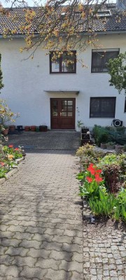 Sanierte 2,5-Zimmer-Dachgeschosswohnung mit EBK und Garten in Würzburg + (Garage optional))