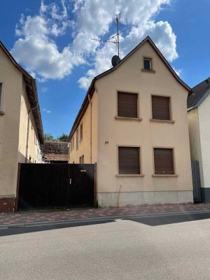 Ohne Markler, Geräumiges, preiswertes 8-Zimmer-Einfamilienhaus in Bellheim