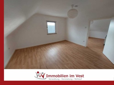 ***Singles aufgepasst*** helle renovierte Dachgeschosswohnung wartet auf Ihren Einzug