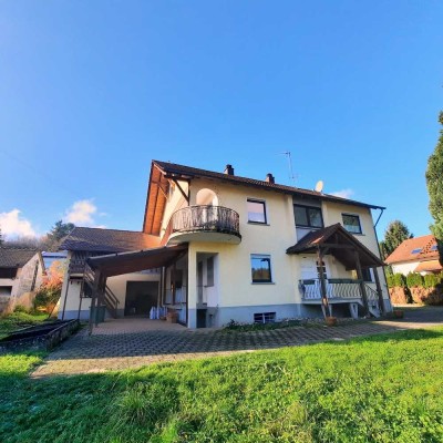 Freistehendes Zweifamilienhaus mit großzügigem Grundstück