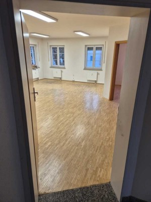 Helle 2,5-Zimmer Wohnung mit Aufzug im 2. OG in Holzkirchen