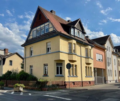 Im Herzen Hofheims: Altbau-Dachgeschosswohnung mit 4 Zimmern und PKW-Stellplatz!