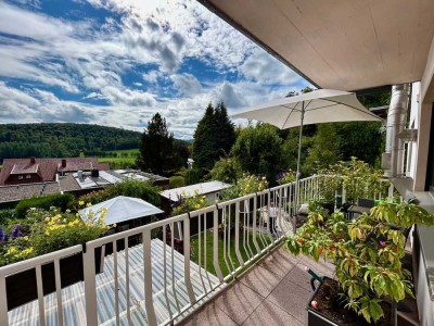 Zwei exklusive Eigentumswohnungen guter Lage 
wohnen wie im eigenen Haus mit Garten, Waldblick 
un
