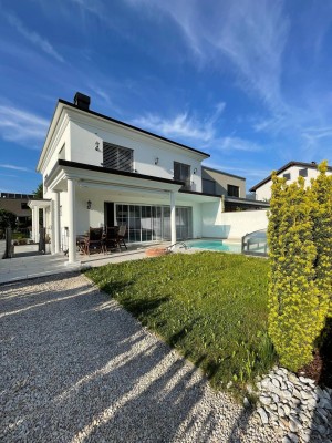 Schönes Doppelhaus mit Pool in ruhiger Lage