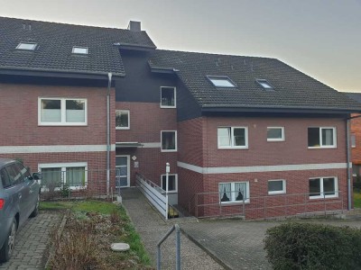 Schöne 1,5 Zimmer Whg, Balkon, EBK, neuer Bodenbelag Flur, Küche & Schlafraum