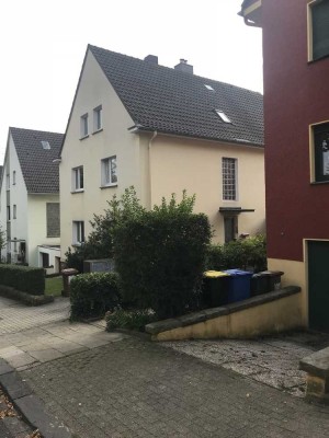 Modernisierte Wohnung mit zwei Zimmern und Balkon in Essen