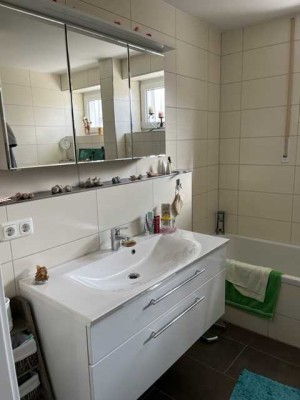 Schöne 4-Zimmer-Erdgeschosswohnung, mit geh. Innenausstattung und EBK, mit Terrasse und Gartenzugang
