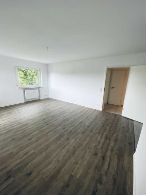 “Licht, Weitblick, Wohnkomfort – 2-Zimmer-Traum mit Balkon, EBK & Stellplatz!”