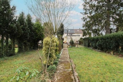 Renovierungsbedürftiges Einfamilienhaus auf großem gut geschnittenen Grundstück in Köln-Rondorf