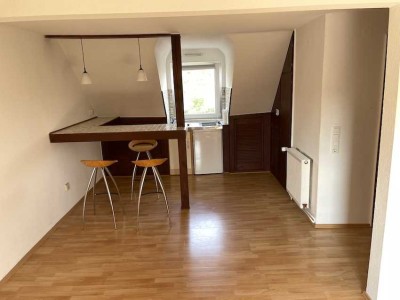 2-Zimmer-Dachgeschosswohnung mit Pantryküche  und  Bartresen