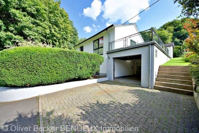 Einfamilienhaus mit Garage zum Verkauf.