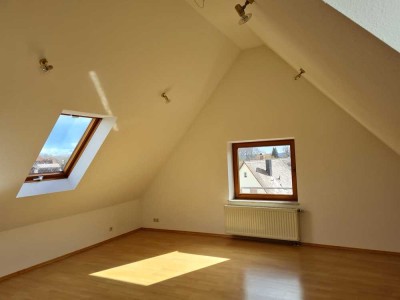 Attraktive und gepflegte 2-Zimmer-Dachgeschosswohnung mit EBK in Hetzles
