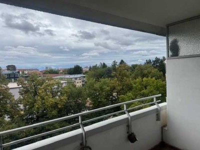 Brück Immobilien - *Ganz oben mit Weitblick* Renovierungsbedürftige 2-Zi.-ETW mit Balkon