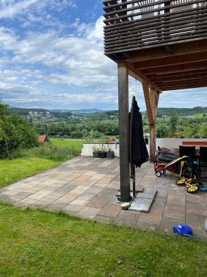 "Weitblick & Wohnkomfort – Ihre exklusive ETW mit Wintergarten und Apartment"