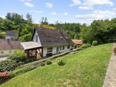 Am Ende einer Sackgasse mit eigenem Wald: Einfamilienhaus mit Einliegerwohnung in Hesselbach