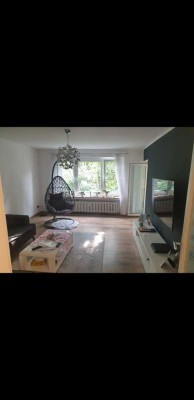 Stilvolle, vollständig renovierte2,5-Zimmer-Wohnung mit Balkon