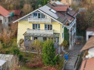 Sonnenverwöhntes Haus mit 5 Ferienwohnungen, PV-Anlage und herrlicher Aussicht in Zwiesel