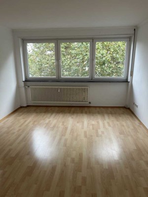 Schöne und gepflegte 3-Raum-Wohnung mit Balkon und  EBK in Kaiserslautern