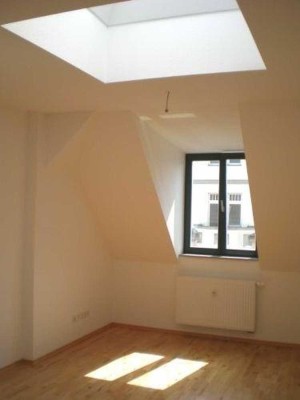 Sanierte 2- Zimmer Altbau-Wohnung mit Parkett + viel Tageslicht