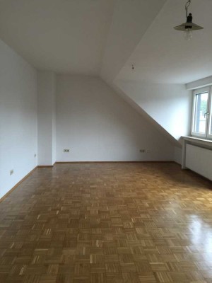Wunderschöne DG-Wohnung mit Südbalkon zentral gelegen