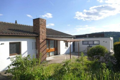 Ein- bis Zweifamilienhaus in Aussichtslage mit großem Garten sucht fröhliche Familie