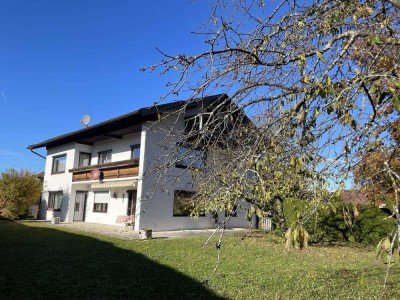 Chieming Chiemsee - Zweifamilienwohnhaus mit großem Gartengrundstück und altem Baumbestand