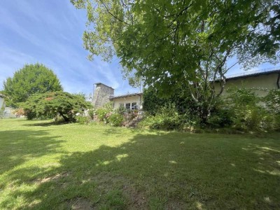 Schickes Wohnhaus im Bungalow-Stil mit riesigem Garten und Grundstückspotential