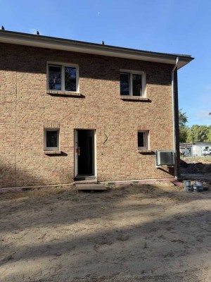 Neu gebaute Doppelhaushälfte mit Garten