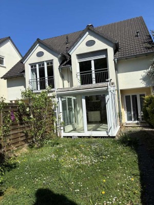 Gepflegte Doppelhaushälfte mit EBK und Garten in Dreieich