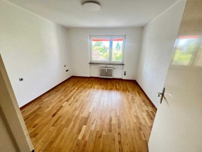 Sanierte Wohnung mit EBK+ Balkon und Garage ab Sofort