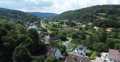 Genießen Sie die ruhige Lage am Waldrand mit Panoramablick - Ein Haus mit viel Potential