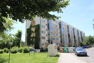Schöne 2-Raumwohnung mit Aufzug und Balkon mit Blick ins Grüne. Bald verfügbar.