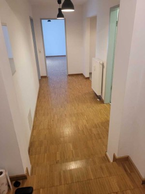 moderne 2-Zi. Wohnung in zentraler Lage, geeignet für 2er WG