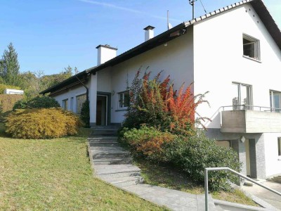 Top Lage Wohnung mit großem Garten und Balkon