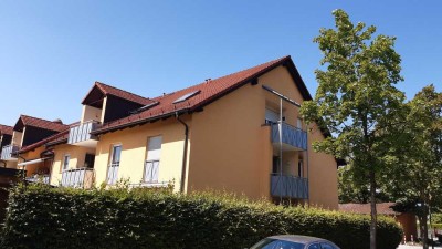 gepflegte 3 Zi-DG Whg. - EBK, FB-Hzg, Bad/WC-Fenster + Gäste/WC, Balkon, TG in MARKT SCHWABEN