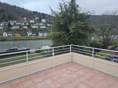 Sehr schöne 4 Zimmer-Wohnung im 1.OG - Teilsaniert - Große Balkon-Terrasse mit Neckarblick – !