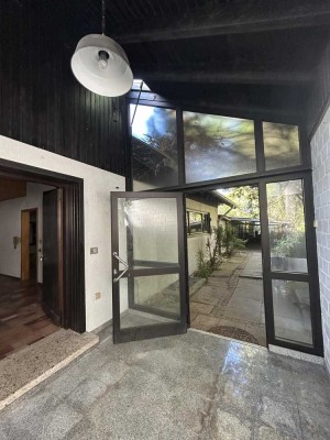 Imposantes Wohnhaus + Garagen + Naturgarten