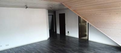 Gemütliche Weimar 2,5-Zimmer-DG- Wohnung mit 2 Balkone und EBK in  ruhiger Lage in Flein